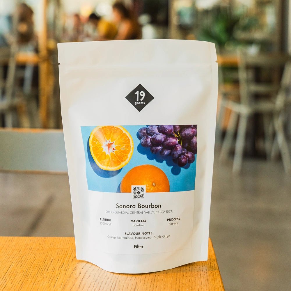 19grams Hacienda Sonora Bourbon Filter Kaffeebeutel auf Holztisch im Café – Costa Rica Central Valley Naturprozess Specialty Coffee von 19grams Berlin
