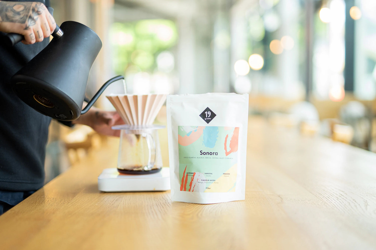19grams Sonora Kaffee auf dem Tisch mit Pourover im Hintergrund