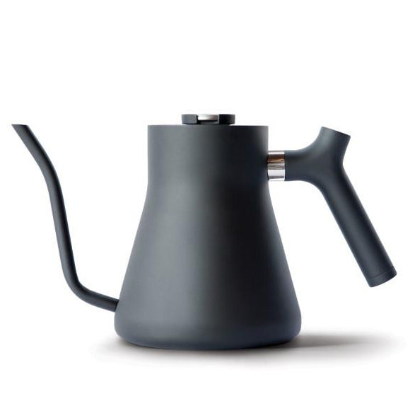 Fellow Stagg Pour-Over Kettle 1 l Matt-Schwarz – manueller Schwanenhals-Wasserkessel, Hero-Shot im 19grams.live Roasters Berlin Shop