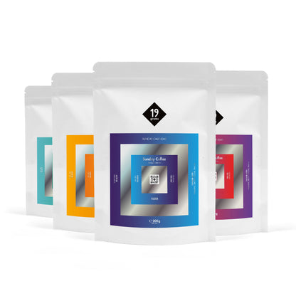 19grams Sunday Calendar Specialty Coffee – Produktmockup mit mehreren 19grams Kaffeebeuteln der Sunday Coffee Serie in bunten Designs, Filterkaffee 200g, Kaffeerösterei Berlin