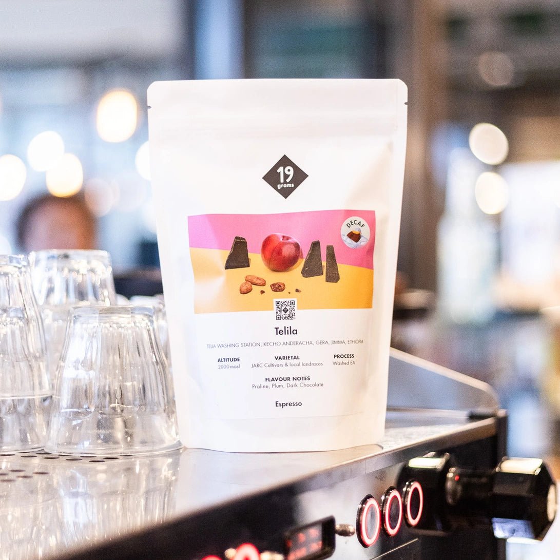 19grams Telila Decaf Äthiopien Espresso auf einer Kaffeemaschine – koffeinfreier Specialty Coffee, geröstet von 19grams.live Roasters Berlin