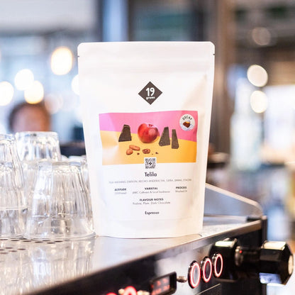 19grams Telila Decaf Äthiopien Espresso auf einer Kaffeemaschine – koffeinfreier Specialty Coffee, geröstet von 19grams.live Roasters Berlin
