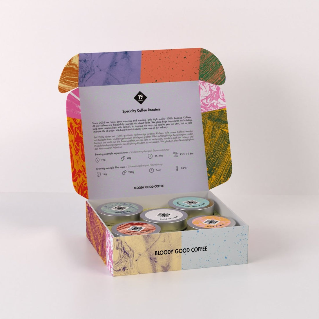 19grams Espresso Testbox geöffnet – 5 bunte Kaffeedosen und Brüanweisungen in der "Bloody Good Coffee"-Verpackung, Produktfreisteller von 19grams.live Roasters Berlin
