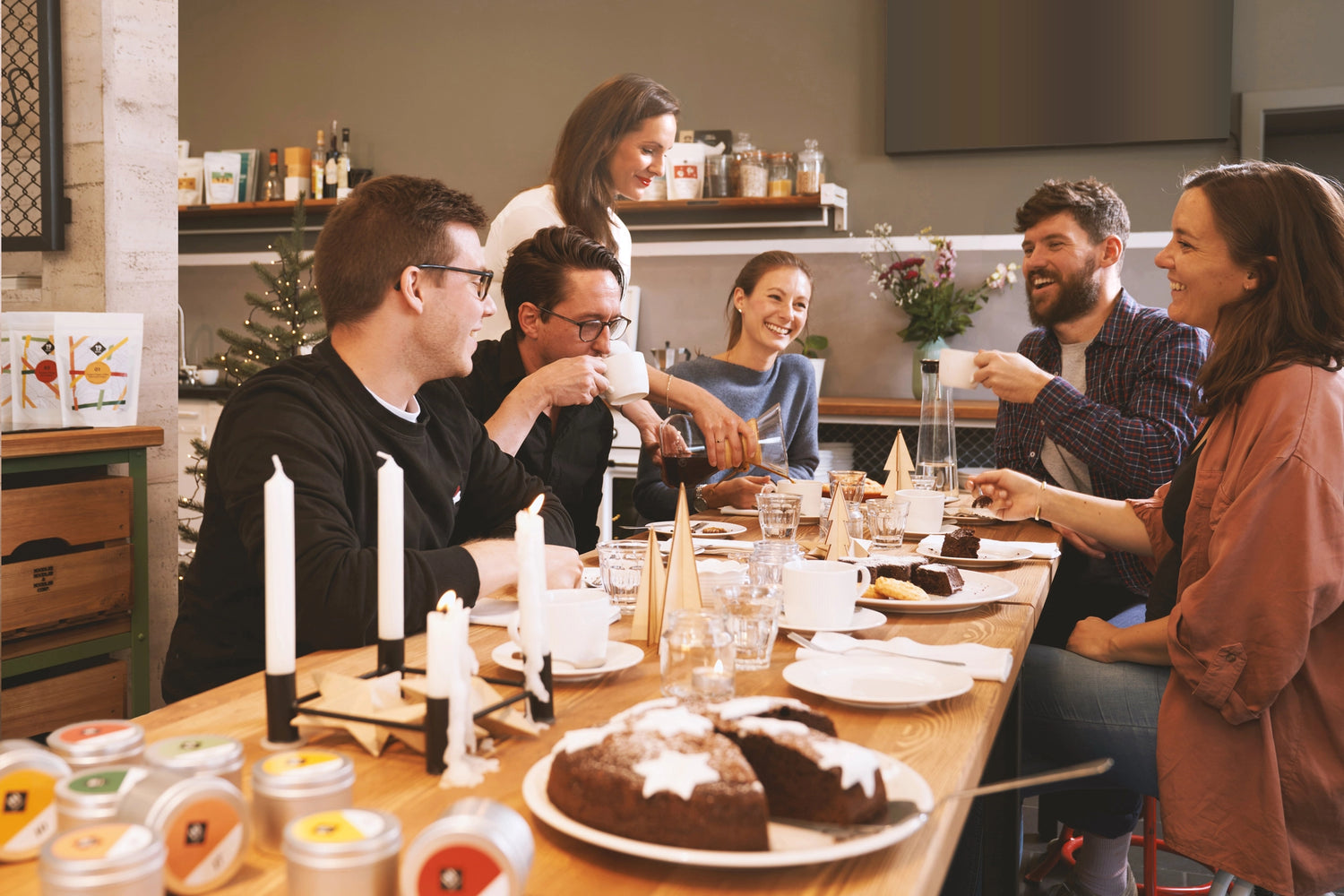 19grams Weihnachtsfeier mit dem Team – gemütliches Essen mit Kerzen, Kaffee und Stollen im 19grams Café Berlin
