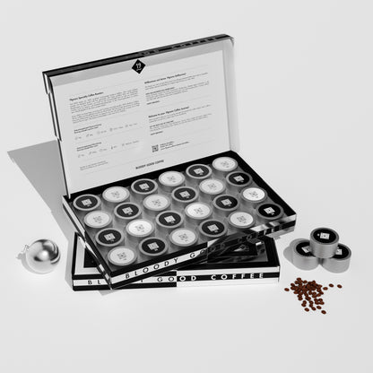 19grams Xmas in July Specialty Coffee Adventskalender Produktmockup geöffnet – Box mit Kaffeedosen und Kaffeebohnen auf weißem Hintergrund, Bloody Good Coffee, Kaffeerösterei Berlin