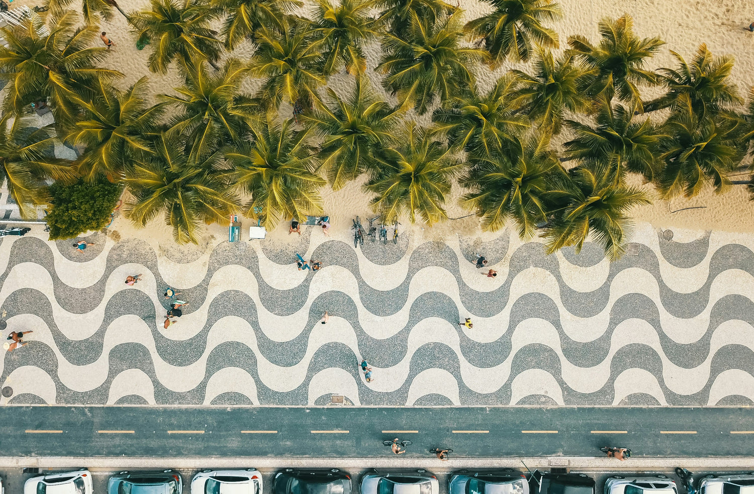 Copacabana Promenade Rio de Janeiro Luftbild – Wellenmuster Pflasterstein mit Palmen und Strand, Herkunftsort des 19grams Copacabana Brasilien Kaffees
