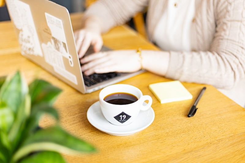 Arbeiten im Café bei 19grams mit einer Tasse Kaffee
