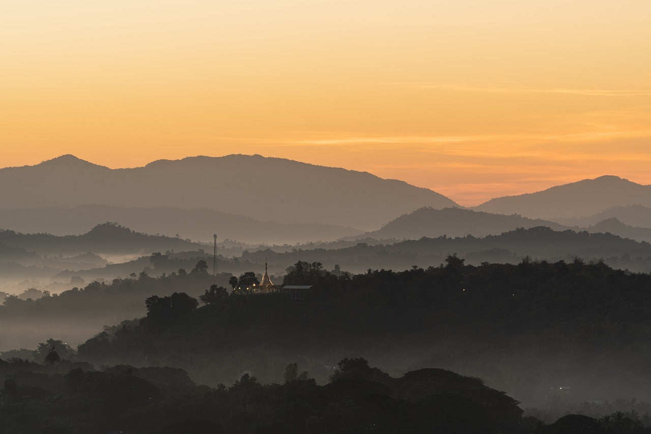19grams Sonnenuntergang über den nebeligen Bergen Myanmars mit Pagode – Herkunftslandschaft der Kaffeefarm A Lel Chaung, 19grams Specialty Coffee