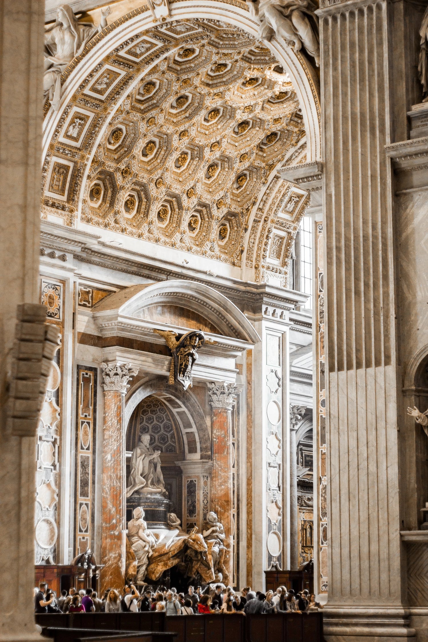 Prächtiger Kircheninnenraum mit Marmorarchitektur – Hintergrundbild für 19grams Italo Disco Espresso Specialty Coffee