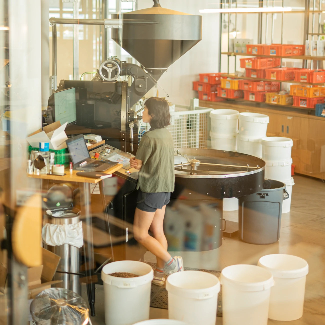 Rösterin röstet frische Kaffeebohnen an der Probat Röstmaschine in der 19grams Specialty Coffee Rösterei Berlin