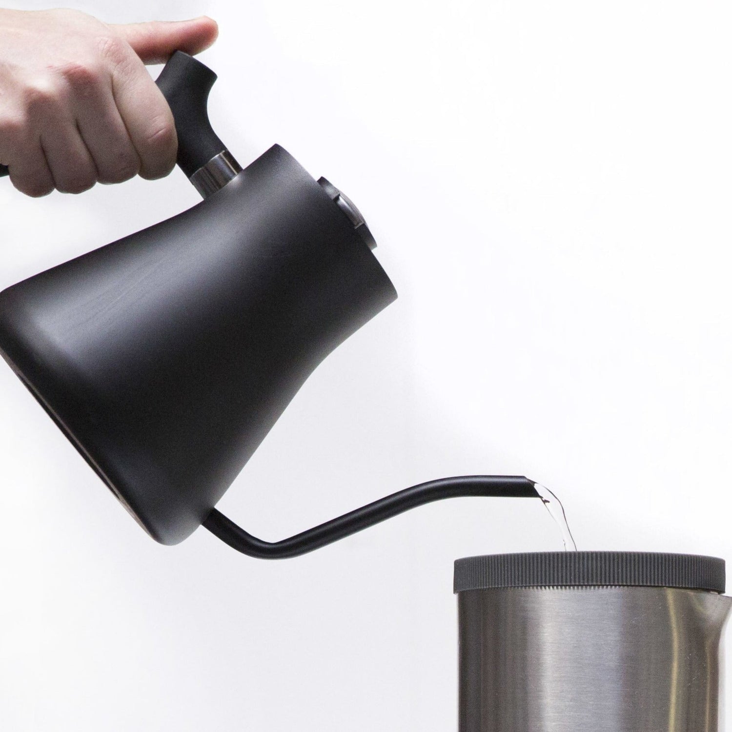 Fellow Stagg Pour-Over Kettle – manueller Schwanenhals-Wasserkessel für präzises Brewing von Specialty Coffee, im 19grams Berlin Shop