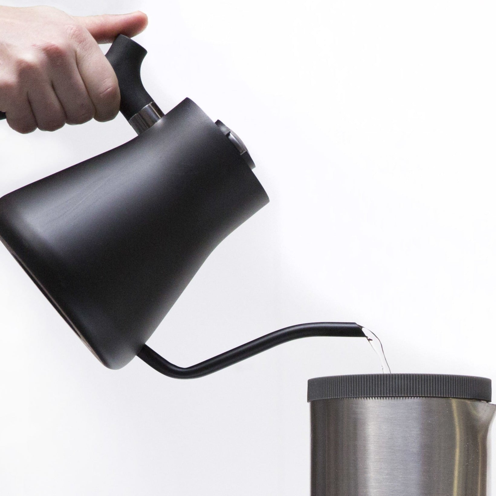 Fellow Stagg Pour-Over Kettle – manueller Schwanenhals-Wasserkessel für präzises Brewing von Specialty Coffee, im 19grams Berlin Shop