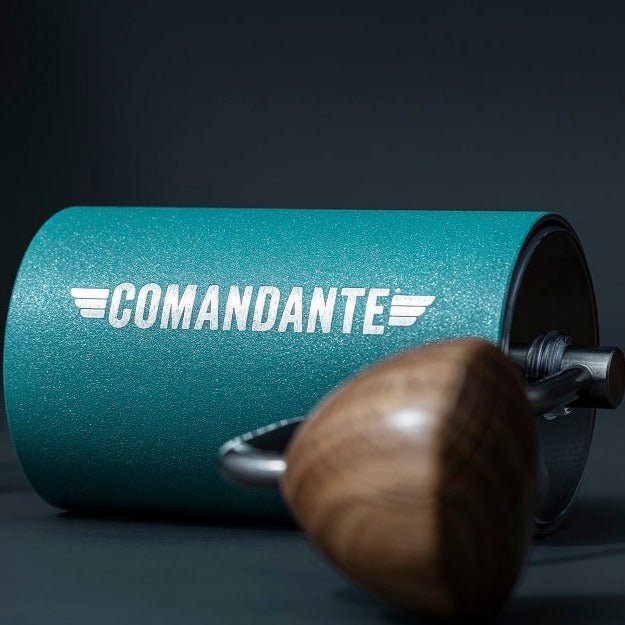 Comandante C40 MK4 Nitro Blade Handmuhle Alpine Lagoon Tuerkis Frontansicht - Praezisions-Handmuhle kaufen bei 19grams Berlin