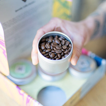 19grams Espresso Testbox Geschenkbox geoffnet mit Kaffeedose - Espresso Probierpaket kaufen bei 19grams.live Roasters Berlin