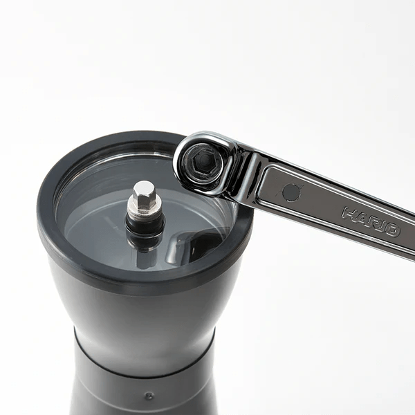 19grams Hario Mini-Slim Pro Handmuhle Keramik-Mahlwerk Freisteller - Kompakte Handmuhle kaufen bei 19grams.live Roasters Berlin