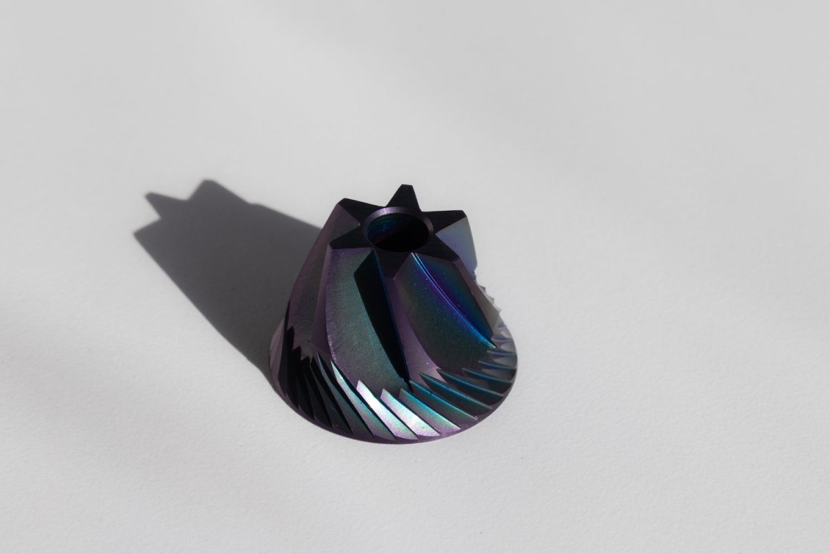 Varia VS3 Kaffeemuhle Hypernova Supernova Burr Mahlscheibe Nahaufnahme Titanium Beschichtung - Praezisions-Kaffeemuhle kaufen bei 19grams Berlin